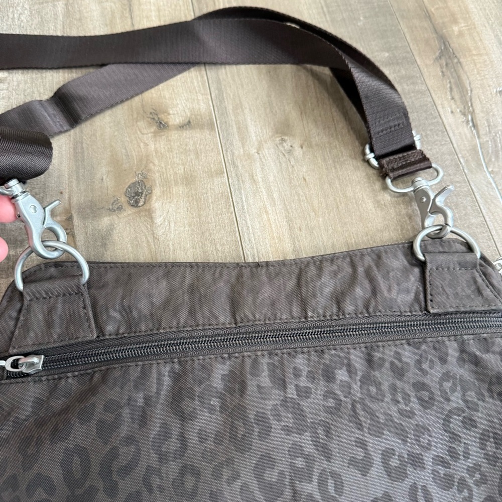 Baggallini Rio Crossbody Purse Turn Lock Brown Leopard Animal Print Nylon Travel - Picture 10 of 12